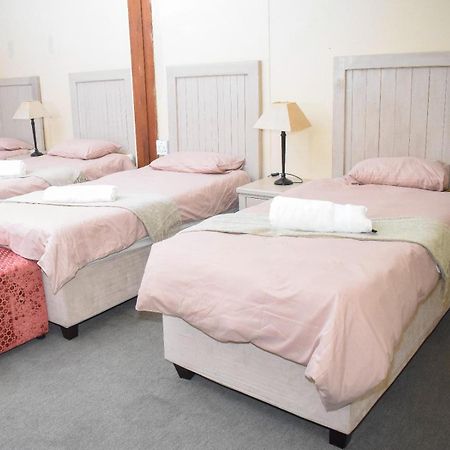 Sibahlenomhlambi Guesthouse Спрингс Экстерьер фото